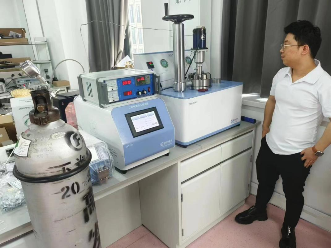 超臨界萃取儀SFE-650M在北理莫斯科大學調試完成